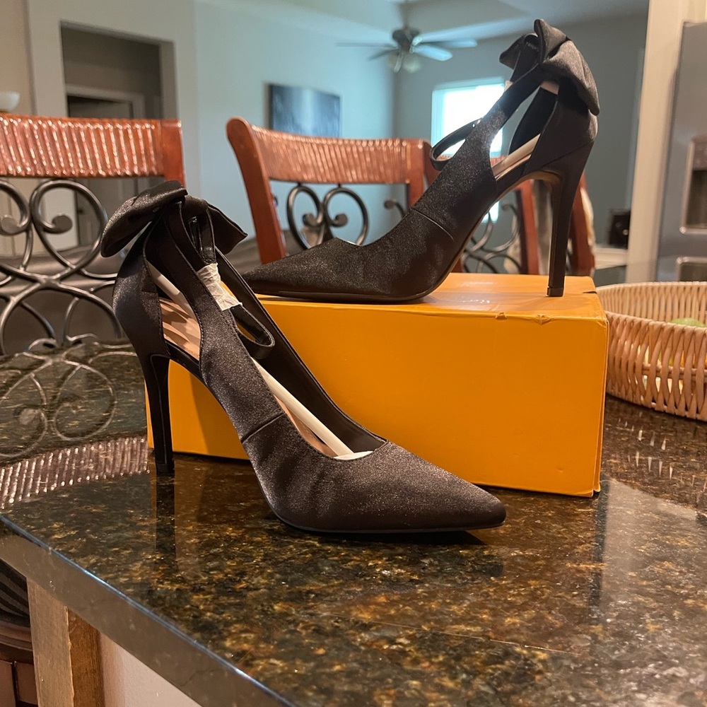 NWT 🔥 Black Satin Heels with bow